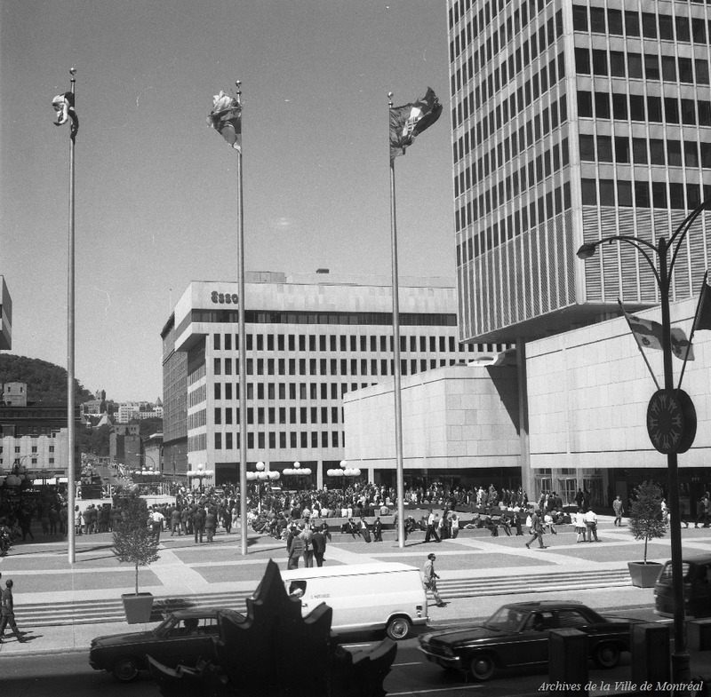 Dossier de presse | 1303-17 - Communiqué de presse | La nouvelle Esplanade PVM : une place publique ouverte sur la métropole - Sid Lee Architecture | Menkès Shooner Dagenais LeTourneux Architectes - Architecture de paysage - Esplanade PVM, 1962 - Crédit photo : Archives de la Ville de Montréal