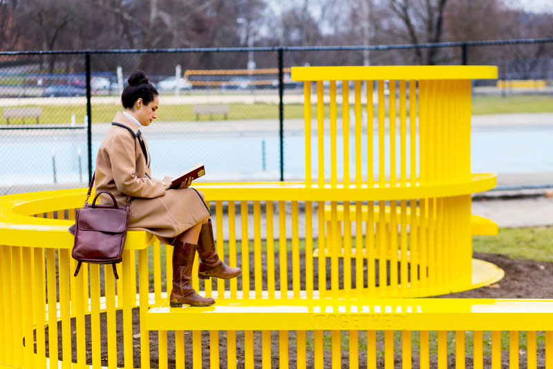 Press kit | 5595-07 - Press release | A New Playscape in Pittsburgh focuses on Sparking Communal Connection - The Urban Conga - Landscape Architecture -   A Highland Park resident takes a moment to read under the tree.   - Photo credit: Sean Carroll