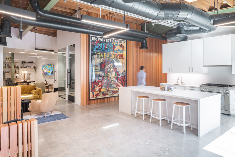 Dossier de presse | 5795-04 - Communiqué de presse | ANX Transforms Former Hanna-Barbera Studio Into Television and Film Offices - ANX / Aaron Neubert Architects - Design d’intérieur commercial - Entry and Kitchen - Crédit photo :  Paul Vu / HANA 