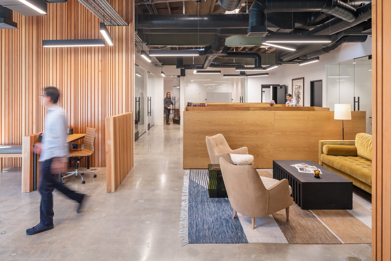 Dossier de presse | 5795-04 - Communiqué de presse | ANX Transforms Former Hanna-Barbera Studio Into Television and Film Offices - ANX / Aaron Neubert Architects - Design d’intérieur commercial - Lounge - Crédit photo : Paul Vu / HANA