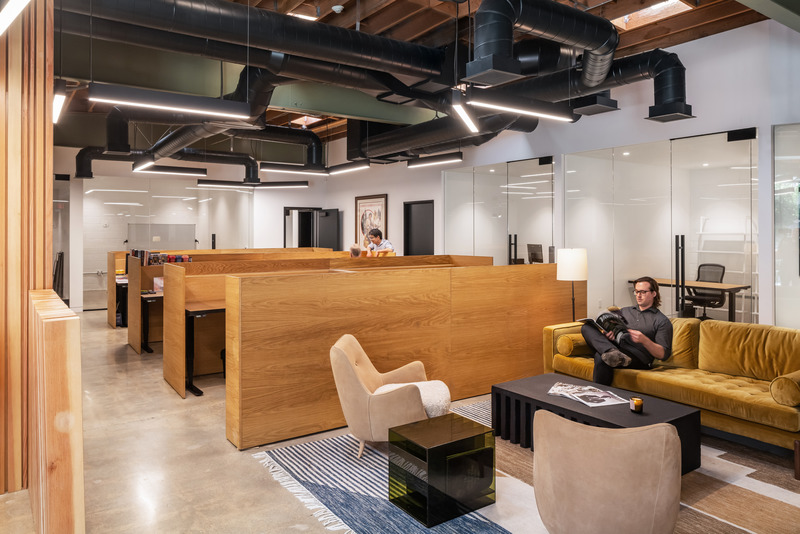 Dossier de presse | 5795-04 - Communiqué de presse | ANX Transforms Former Hanna-Barbera Studio Into Television and Film Offices - ANX / Aaron Neubert Architects - Design d’intérieur commercial - Lounge - Crédit photo : Paul Vu / HANA