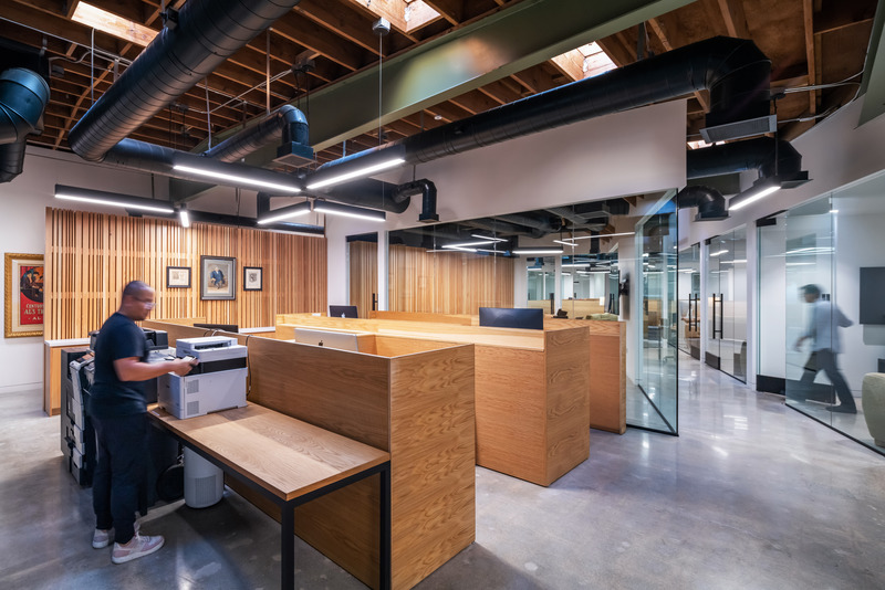 Dossier de presse | 5795-04 - Communiqué de presse | ANX Transforms Former Hanna-Barbera Studio Into Television and Film Offices - ANX / Aaron Neubert Architects - Design d’intérieur commercial - Co-Working - Crédit photo : Paul Vu / HANA