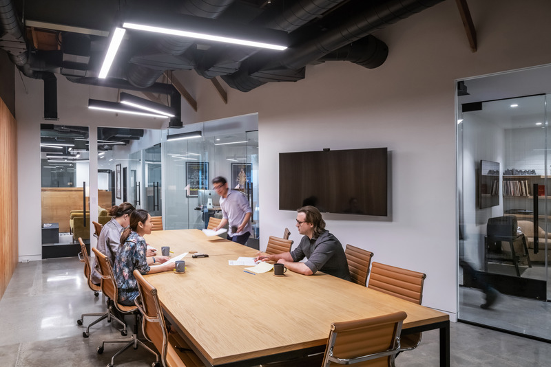 Dossier de presse | 5795-04 - Communiqué de presse | ANX Transforms Former Hanna-Barbera Studio Into Television and Film Offices - ANX / Aaron Neubert Architects - Design d’intérieur commercial - Conference - Crédit photo : Paul Vu / HANA