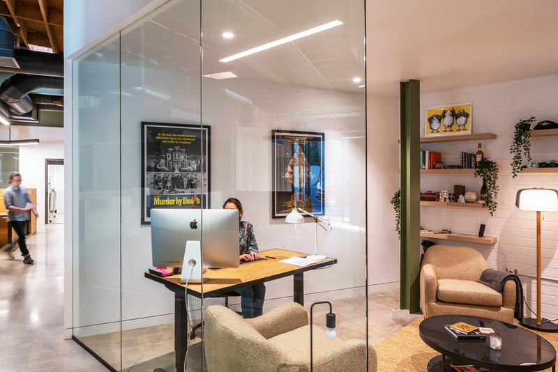 Dossier de presse | 5795-04 - Communiqué de presse | ANX Transforms Former Hanna-Barbera Studio Into Television and Film Offices - ANX / Aaron Neubert Architects - Design d’intérieur commercial - Office - Crédit photo : Paul Vu / HANA