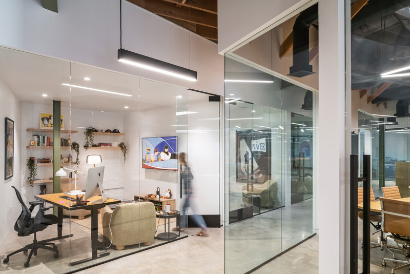 Dossier de presse | 5795-04 - Communiqué de presse | ANX Transforms Former Hanna-Barbera Studio Into Television and Film Offices - ANX / Aaron Neubert Architects - Design d’intérieur commercial - Office - Crédit photo : Paul Vu / HANA