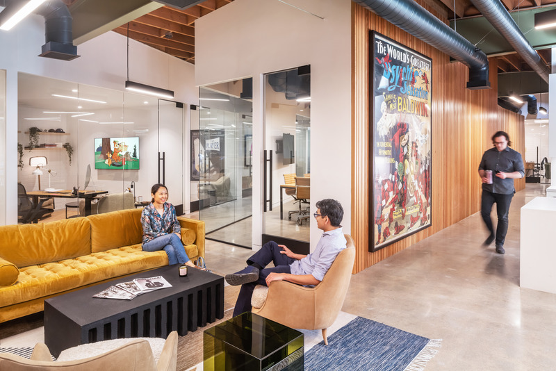 Dossier de presse | 5795-04 - Communiqué de presse | ANX Transforms Former Hanna-Barbera Studio Into Television and Film Offices - ANX / Aaron Neubert Architects - Design d’intérieur commercial - Lounge - Crédit photo : Paul Vu / HANA