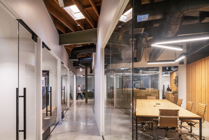 Dossier de presse | 5795-04 - Communiqué de presse | ANX Transforms Former Hanna-Barbera Studio Into Television and Film Offices - ANX / Aaron Neubert Architects - Design d’intérieur commercial - Conference Room - Crédit photo : Paul Vu / HANA