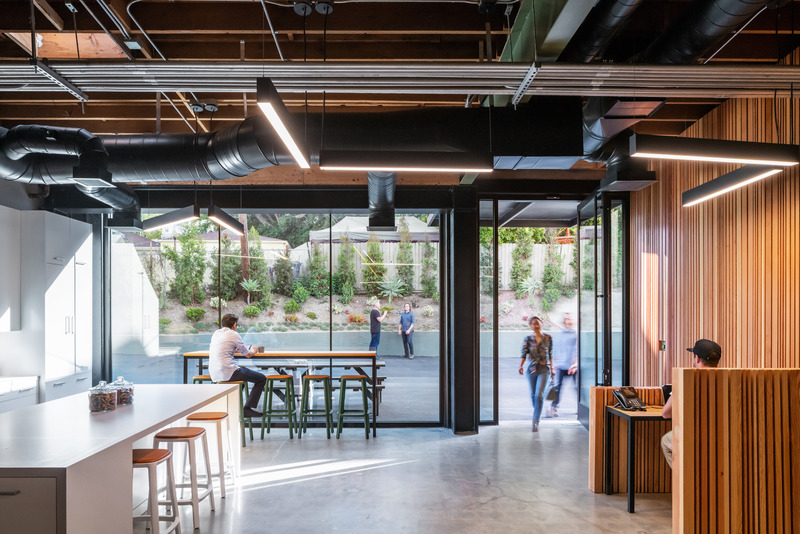 Dossier de presse | 5795-04 - Communiqué de presse | ANX Transforms Former Hanna-Barbera Studio Into Television and Film Offices - ANX / Aaron Neubert Architects - Design d’intérieur commercial - Entry - Crédit photo : Paul Vu / HANA