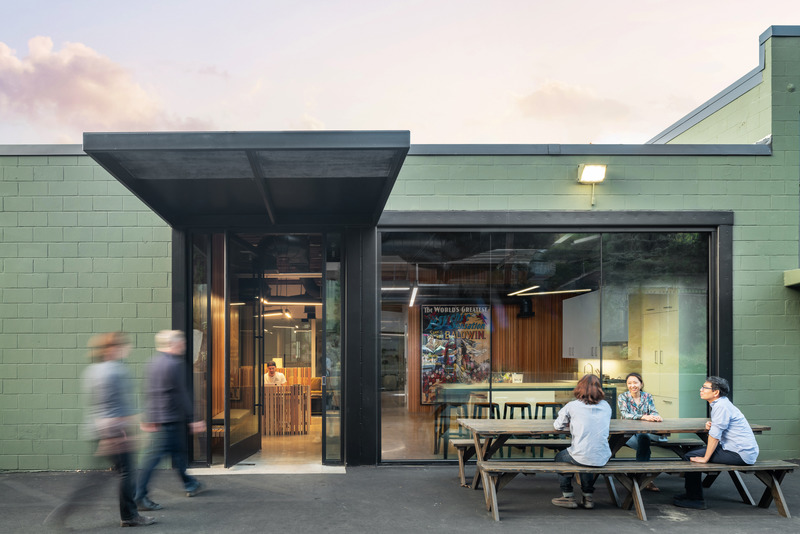Dossier de presse | 5795-04 - Communiqué de presse | ANX Transforms Former Hanna-Barbera Studio Into Television and Film Offices - ANX / Aaron Neubert Architects - Design d’intérieur commercial - Exterior - Crédit photo : Paul Vu / HANA