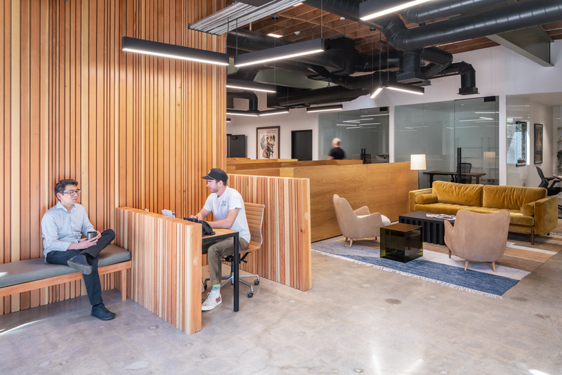 Dossier de presse | 5795-04 - Communiqué de presse | ANX Transforms Former Hanna-Barbera Studio Into Television and Film Offices - ANX / Aaron Neubert Architects - Design d’intérieur commercial - Reception - Crédit photo : Paul Vu / HANA 