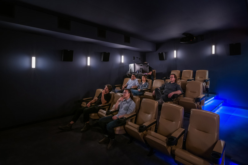 Dossier de presse | 5795-04 - Communiqué de presse | ANX Transforms Former Hanna-Barbera Studio Into Television and Film Offices - ANX / Aaron Neubert Architects - Design d’intérieur commercial - Screening Room  - Crédit photo : Paul Vu / HANA 