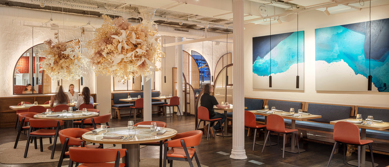 Dossier de presse | 3724-11 - Communiqué de presse | Compartir Restaurant - EL EQUIPO CREATIVO - Design d’intérieur commercial - DINING AREA. White textured surfaces generate a warm, light materiality with a general handmade touch.