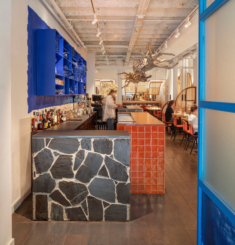Dossier de presse | 3724-11 - Communiqué de presse | Compartir Restaurant - EL EQUIPO CREATIVO - Design d’intérieur commercial - <p>ENTRANCE VIEW. </p><p>The grey slate stone, together with the natural terracotta tile colour, in contrast with the intense blue, creates a powerful set that can be read in pictorial terms.</p> - Crédit photo : Adria Goula