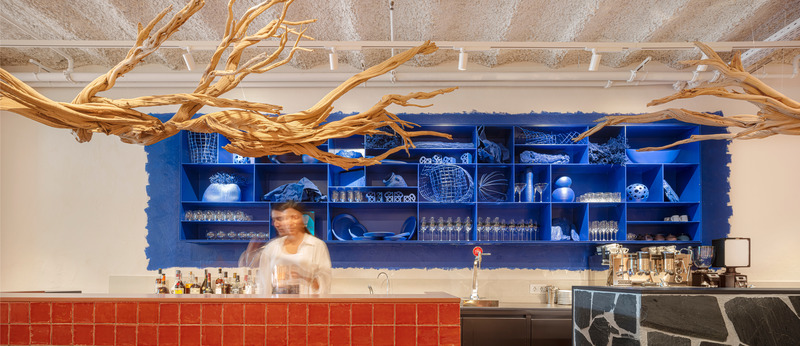Dossier de presse | 3724-11 - Communiqué de presse | Compartir Restaurant - EL EQUIPO CREATIVO - Design d’intérieur commercial - <p>THE BAR. </p><p>A blue sculptural "window" with a surreal touch, referencing Dali's town.</p> - Crédit photo : Adria Goula