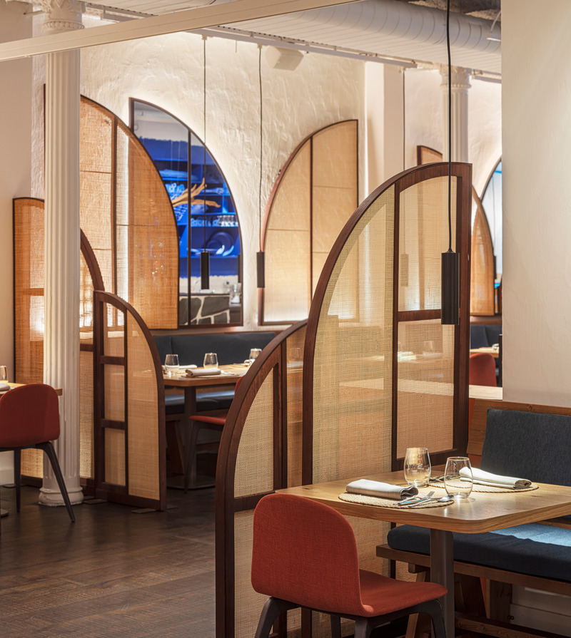 Dossier de presse | 3724-11 - Communiqué de presse | Compartir Restaurant - EL EQUIPO CREATIVO - Design d’intérieur commercial - <p style="">The curved shapes of mirrors and wicker dividers recreate an abstract landscape of sails and vessels, </p> - Crédit photo : Adria Goula