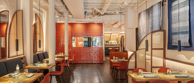 Dossier de presse | 3724-11 - Communiqué de presse | Compartir Restaurant - EL EQUIPO CREATIVO - Design d’intérieur commercial - THE KITCHEN. <p class="">The open kitchen performs as an energy node activating the different areas of the restaurant.</p> - Crédit photo : Adria Goula