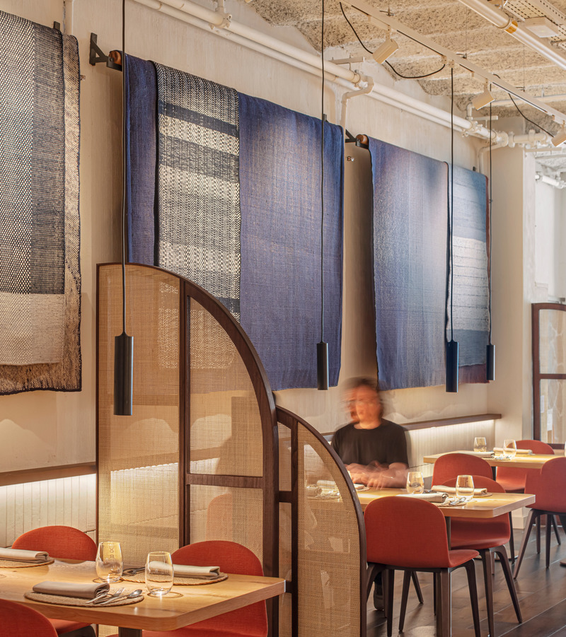 Dossier de presse | 3724-11 - Communiqué de presse | Compartir Restaurant - EL EQUIPO CREATIVO - Design d’intérieur commercial - Wicker dividers give privacy to tables.  - Crédit photo : Adria Goula