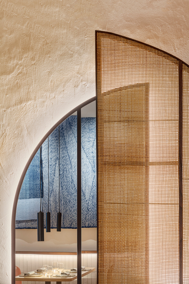 Dossier de presse | 3724-11 - Communiqué de presse | Compartir Restaurant - EL EQUIPO CREATIVO - Design d’intérieur commercial - The curved shapes of mirrors and wicker dividers bring a warm counterpoint to the blue "windows". - Crédit photo : Adria Goula