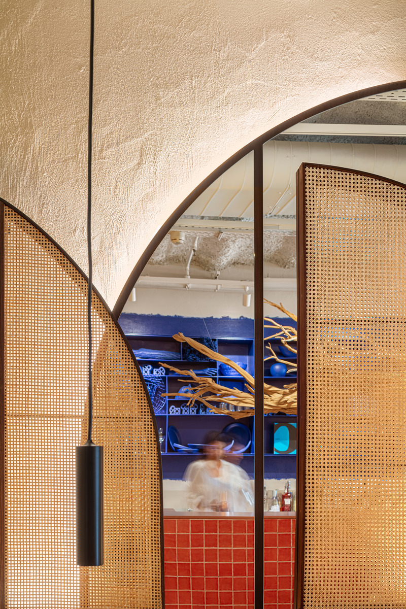 Dossier de presse | 3724-11 - Communiqué de presse | Compartir Restaurant - EL EQUIPO CREATIVO - Design d’intérieur commercial - <p class="">The curved shapes of mirrors and wicker dividers recreate an abstract landscape of sails and vessels. </p> - Crédit photo : Adria Goula