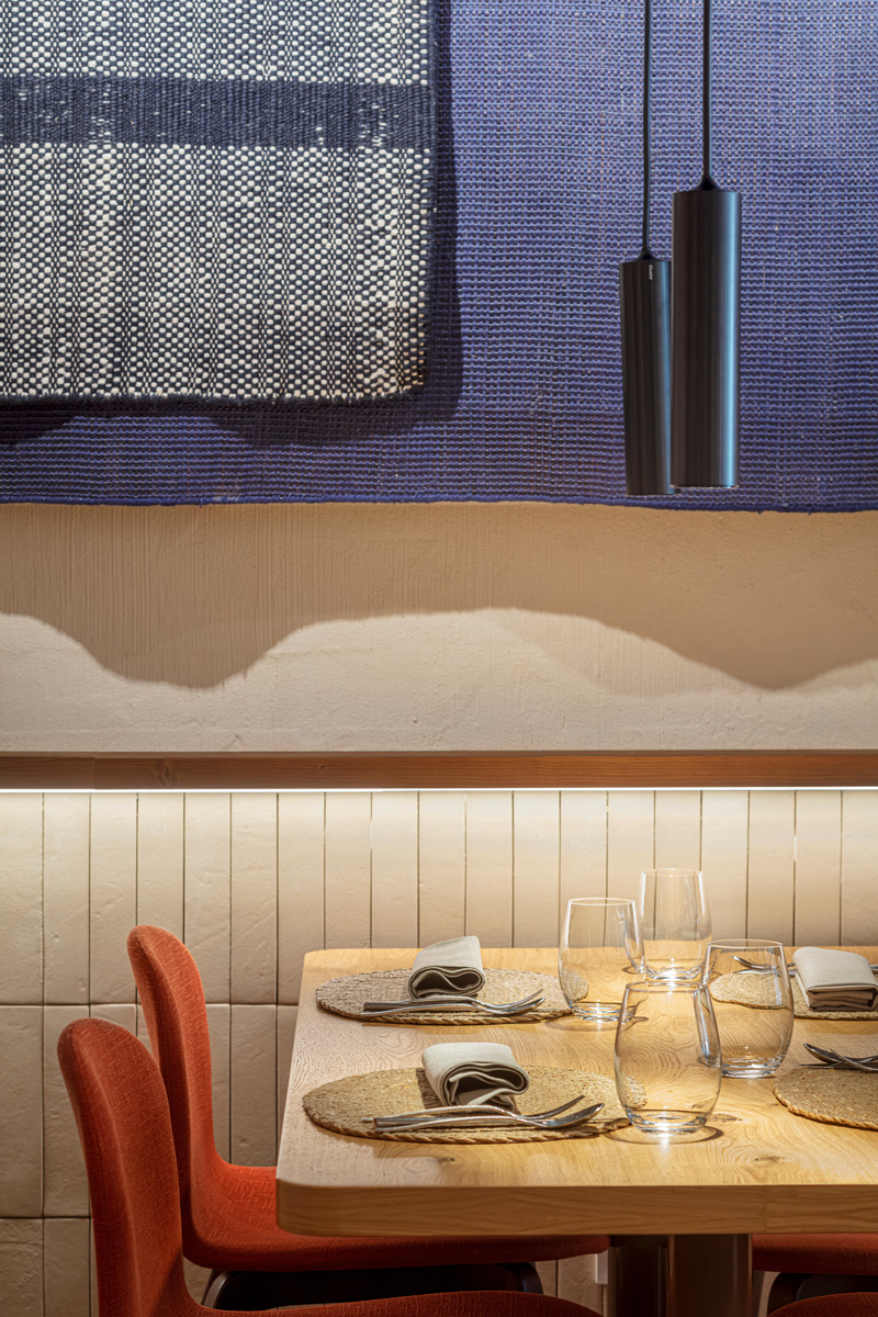 Dossier de presse | 3724-11 - Communiqué de presse | Compartir Restaurant - EL EQUIPO CREATIVO - Design d’intérieur commercial - Mediterranean materiality - Crédit photo : Adria Goula