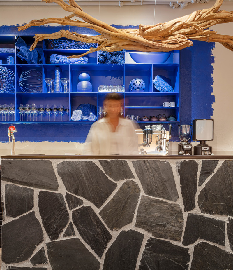 Dossier de presse | 3724-11 - Communiqué de presse | Compartir Restaurant - EL EQUIPO CREATIVO - Design d’intérieur commercial - <p>THE BAR.</p><p>The grey tone of the slate stone and its application in "trencadís" (traditional Mediterranean technique) in contrast with the abstract and intense blue of the sculptural "window".</p> - Crédit photo : Adria Goula