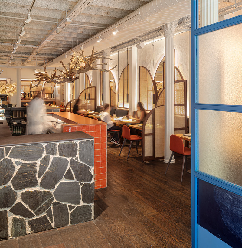 Dossier de presse | 3724-11 - Communiqué de presse | Compartir Restaurant - EL EQUIPO CREATIVO - Design d’intérieur commercial - VIEW FROM ENTRANCE - Crédit photo : Adria Goula