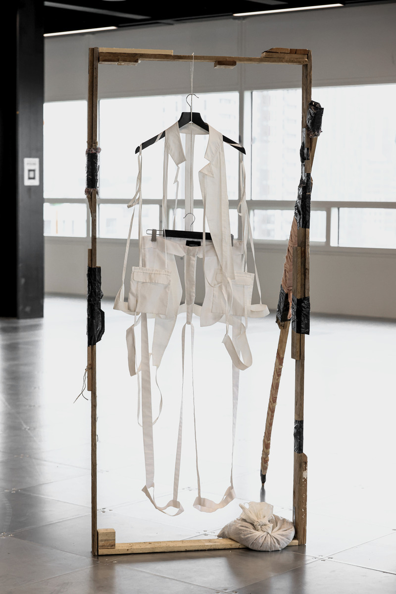 Press kit | 6785-01 - Press release | IDA International Designer of the Year 2nd Time Winner to Jens Laugesen for Aw 23 Lfw - //JENS_LAUGESEN / GENERIC SENS LTD - Fashion Design - LAUGESEN X ERIKA TROTZIG ART Collaboration in LFW - Photo credit: <p>Photo by Alla Bogdanovic @allaphoto.art</p>