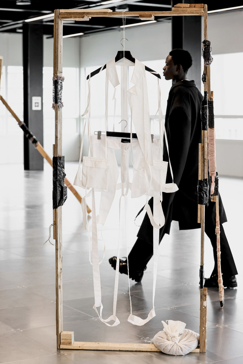 Press kit | 6785-01 - Press release | IDA International Designer of the Year 2nd Time Winner to Jens Laugesen for Aw 23 Lfw - //JENS_LAUGESEN / GENERIC SENS LTD - Fashion Design - LAUGESEN X ERIKA TROTZIG ART Collaboration in LFW - Photo credit: <p>Photo by Alla Bogdanovic @allaphoto.art</p>