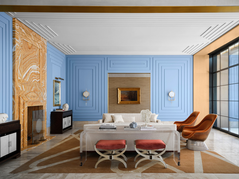 Press kit | 6087-03 - Press release | Family Connections: a Five-Star Retreat in the Desert Southwest - Daniel Joseph Chenin, Ltd. - Residential Interior Design - The living room is draped in a calming blue millwork, adorned with artwork depicting aquatic themes, which provides a contemporary twist to a classical room. - Photo credit: Douglas Friedman