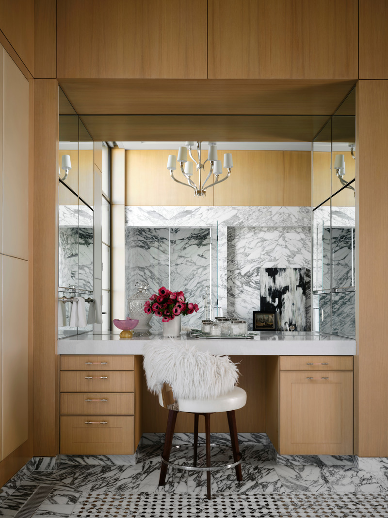 Press kit | 6087-03 - Press release | Family Connections: a Five-Star Retreat in the Desert Southwest - Daniel Joseph Chenin, Ltd. - Residential Interior Design - A built-in vanity in light oak millwork features leather wrapped accent panels with stainless steel trim and custom hardware. - Photo credit: Douglas Friedman