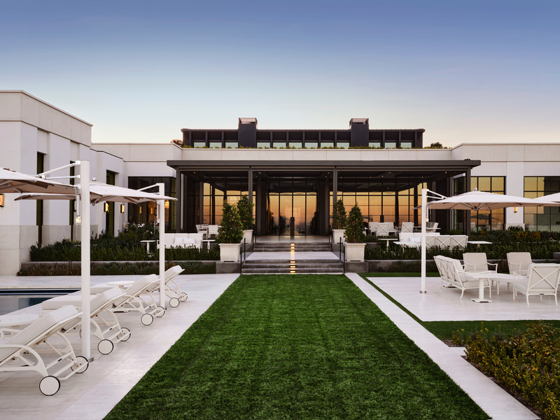Press kit | 6087-03 - Press release | Family Connections: a Five-Star Retreat in the Desert Southwest - Daniel Joseph Chenin, Ltd. - Residential Interior Design - The formal rear yard layout includes a myriad of terraced outdoor dining and entertainment spaces, with a short descent to a pool area, where fire pits and sofa seating provide several structured, yet casual, settings to experience the landscape and view. - Photo credit: Douglas Friedman