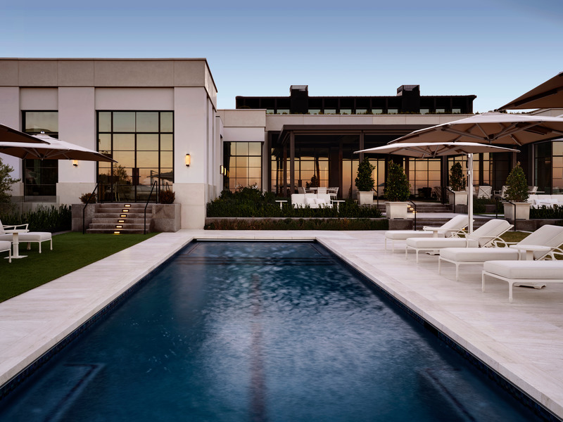 Press kit | 6087-03 - Press release | Family Connections: a Five-Star Retreat in the Desert Southwest - Daniel Joseph Chenin, Ltd. - Residential Interior Design - Rear yard pool deck. - Photo credit: Douglas Friedman