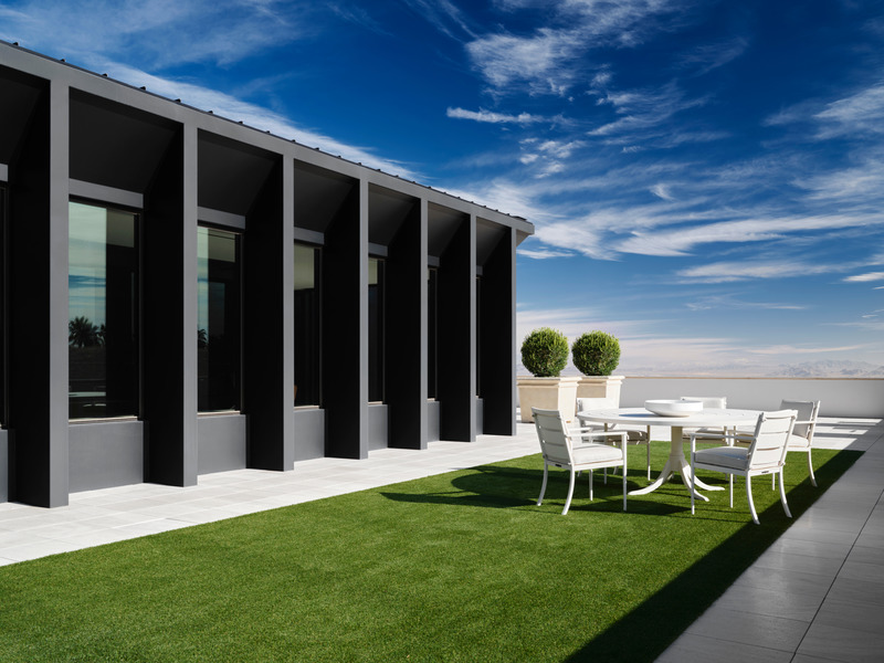 Press kit | 6087-03 - Press release | Family Connections: a Five-Star Retreat in the Desert Southwest - Daniel Joseph Chenin, Ltd. - Residential Interior Design - <p class="">Flanked by tailored landscaped decks, the deep-set windows of the ribbed black 'crown' structure were designed to block the harsh summer sunlight, while allowing temperate winter rays in.  </p> - Photo credit: Douglas Friedman