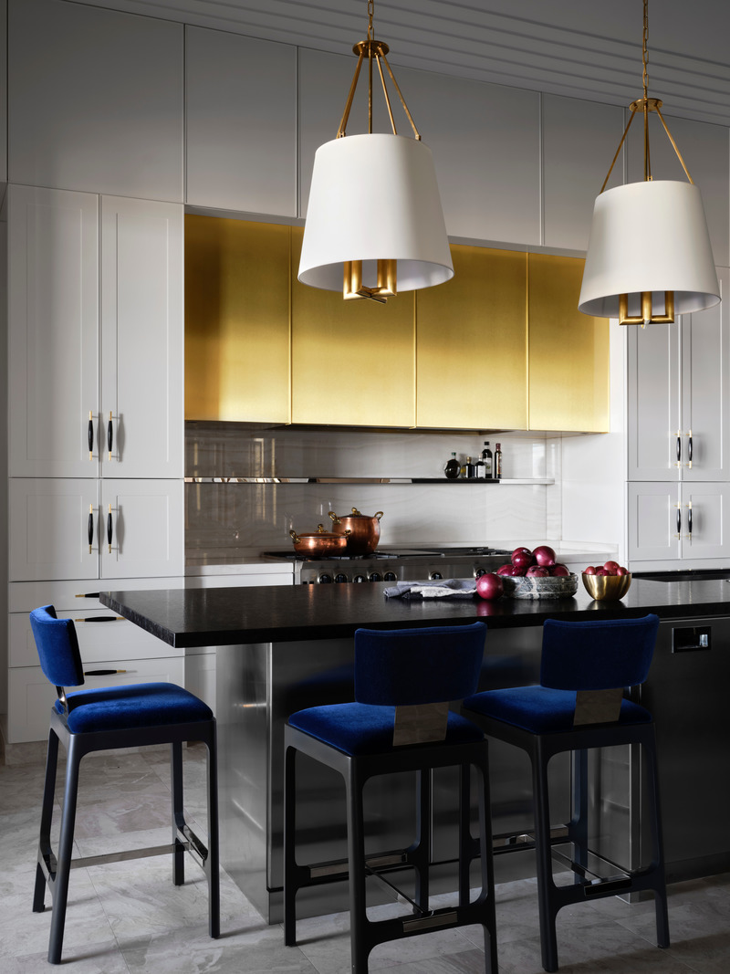 Press kit | 6087-03 - Press release | Family Connections: a Five-Star Retreat in the Desert Southwest - Daniel Joseph Chenin, Ltd. - Residential Interior Design - Blue velvet stools by Powell and Bonnell contrast against the custom brass range hood. - Photo credit: Douglas Friedman
