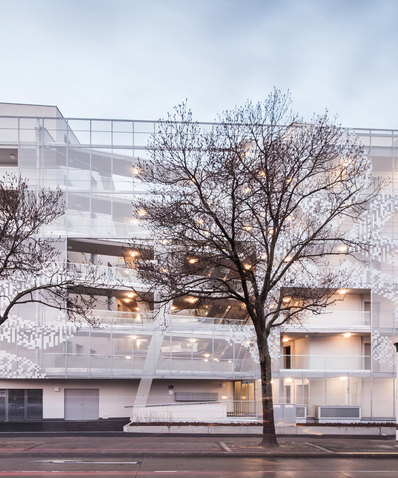 Dossier de presse | 2250-03 - Communiqué de presse | Finalist at A+ Awards 2022's Best Residential Firm - Nerma Linsberger ZT GmbH - Architecture résidentielle -  <p>Vienna</p><p>Social Housing</p><p>12.500 m²</p><p>completed</p><p>2016</p><p style=""><br style="">The property is located at a very busy intersection. An intervention in the existing building use class made possible better light and sun exposure conditions. In order to defuse the “T”-point, a V-shaped courtyard has been cut into the building. The paths to the access balcony and the ancillary areas are concentrated around the courtyard.<br>A passage in the East creates a pedestrian connection between Brünnerstraße and a park in the West.<br><br>A large variety of apartment ground plans are made possible through the particular body structure of the building. Openness and the dynamic of the space structure may add to the diversity of housing units.<br>B-type apartments can be put together into bigger units, each with correspondingly large sanitary facilities. It is possible to connect the rooms between the B and C-type apartments or to merge them together.</p><p style=""><br style="">The apartments are designed in a very compact way and are economically optimized. The flats offer the same quality and category of living by taking up less usable space.<br><br>The project has a differentiated system of meeting and communication rooms with varying degrees of privacy, for example, community rooms and a community kitchen.</p><p style=""> <br style="">The development scheme of spatial connectivity results in small and easy-to-manage neighborhoods. The large diversity of free spaces strengthens the identification of the inhabitants with their residential complex. Additionally, the integration of the lower social groups in the managed apartments on the ground floor furthers the building of the community spirit and reduces prejudice.</p>  - Crédit photo : Andreas Buchberger