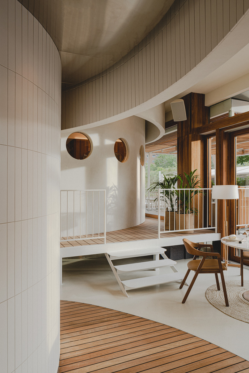 Press kit | 3766-02 - Press release | Restaurant La Maruca de López de Hoyos - Zooco Estudio - Commercial Interior Design - Serving volume and elevated platform with WC.  - Photo credit: David Zarzoso
