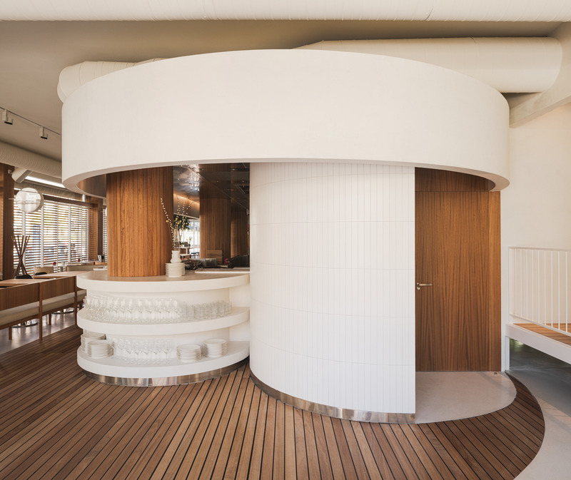 Press kit | 3766-02 - Press release | Restaurant La Maruca de López de Hoyos - Zooco Estudio - Commercial Interior Design - Volume containing serving spaces. - Photo credit: David Zarzoso