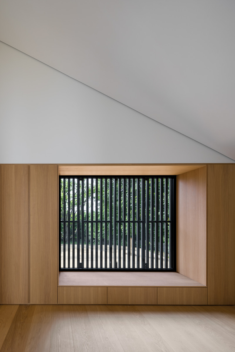 Dossier de presse | 6863-01 - Communiqué de presse | Wooden House by the Lake - Appels Architekten - Architecture résidentielle - <p>Private rooms are hidden behind translucent shades....</p> - Crédit photo :  © Florian Holzherr 