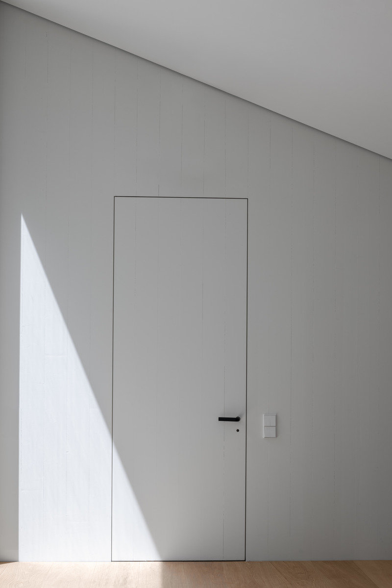 Dossier de presse | 6863-01 - Communiqué de presse | Wooden House by the Lake - Appels Architekten - Architecture résidentielle - <p>Hand crafted doors made out of the<br>wall‘s masstimber material let the wooden structure go through with only a minimal gap between.</p> - Crédit photo : © Florian Holzherr