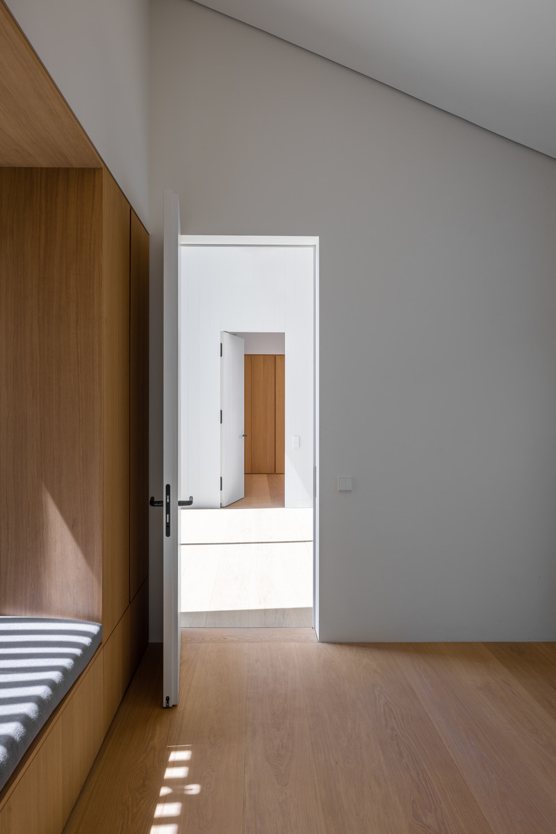 Dossier de presse | 6863-01 - Communiqué de presse | Wooden House by the Lake - Appels Architekten - Architecture résidentielle - <p>Enfilade of rooms and podiums.</p> - Crédit photo : © Florian Holzherr
