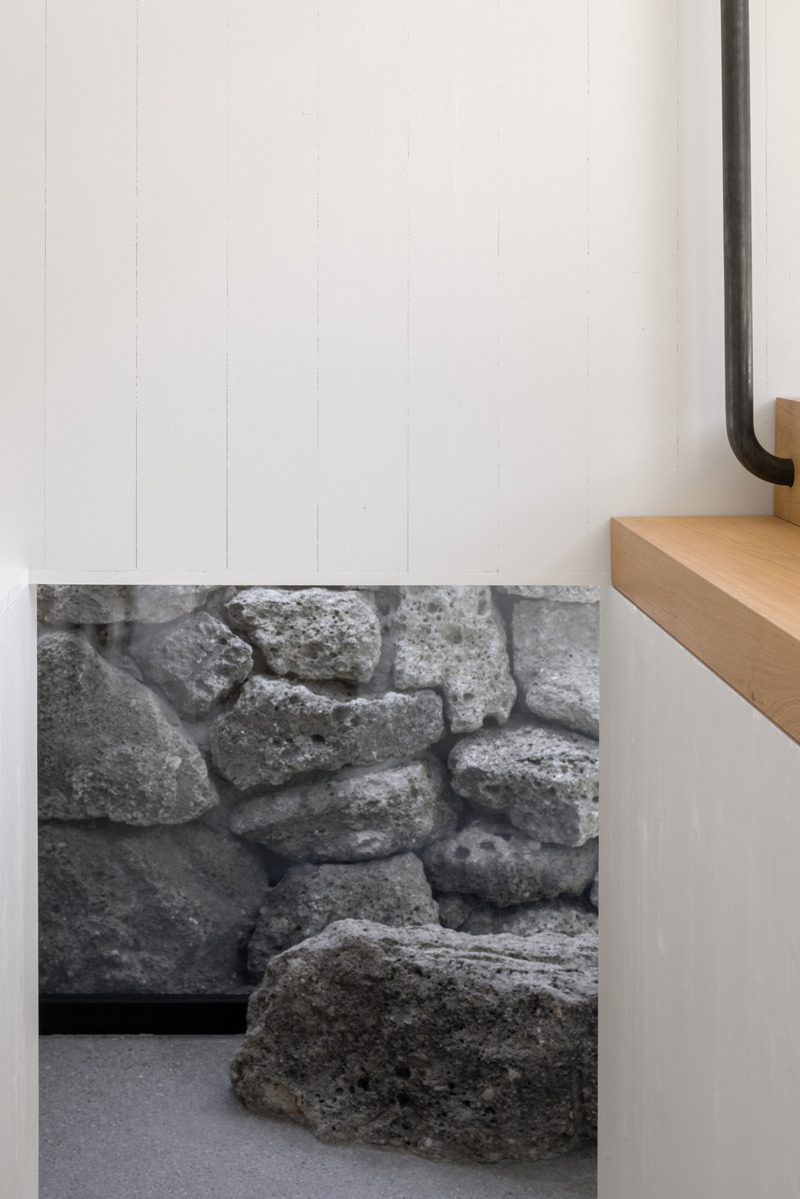 Dossier de presse | 6863-01 - Communiqué de presse | Wooden House by the Lake - Appels Architekten - Architecture résidentielle - <p>Detail from the stairs going down to the entrance space showing the reduced palette of materials being used: mass timber, oak wood, steel, rock, Terrazzo.</p> - Crédit photo : © Florian Holzherr