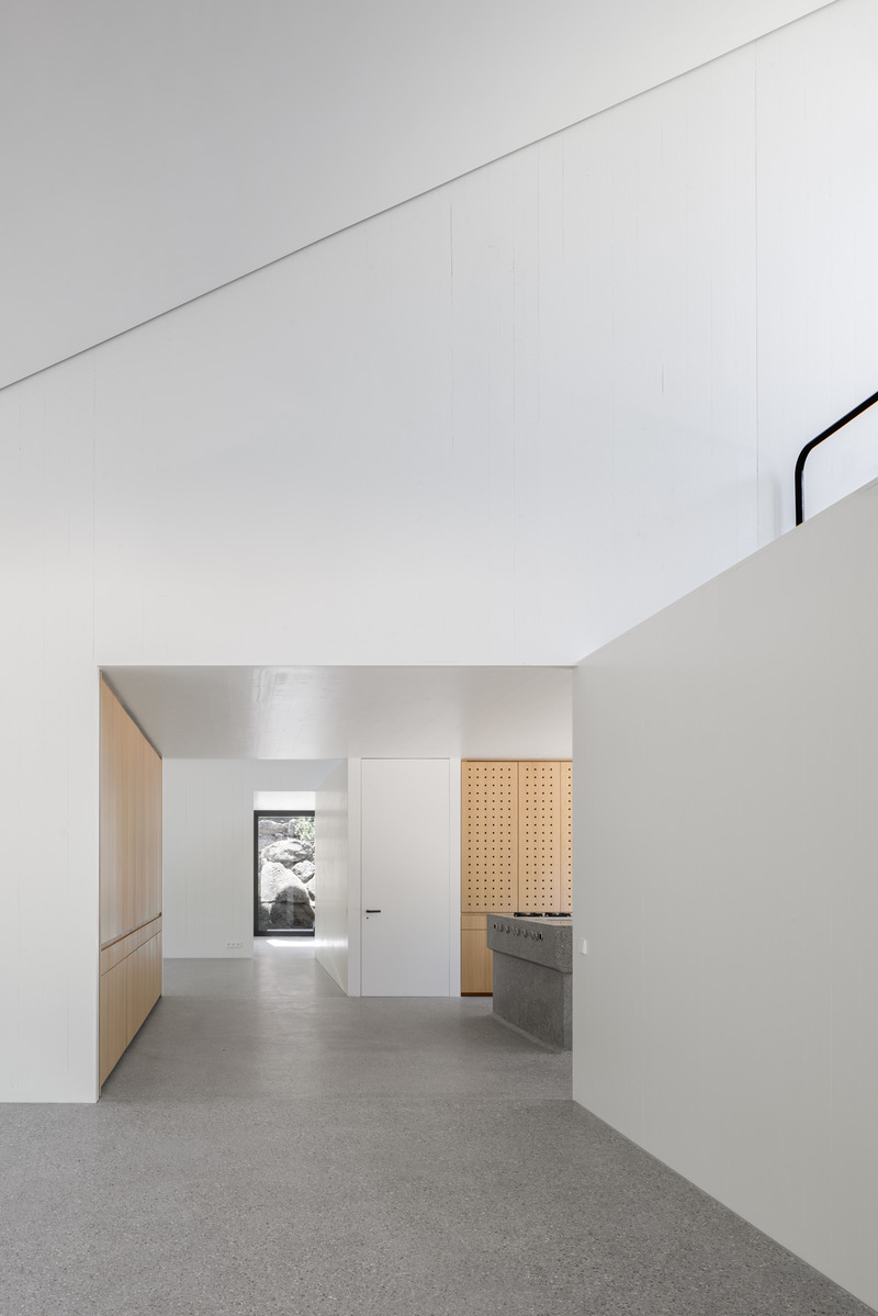 Dossier de presse | 6863-01 - Communiqué de presse | Wooden House by the Lake - Appels Architekten - Architecture résidentielle - <p>View through the open living area that unfolds horizontally and vertically between the with private rooms.</p> - Crédit photo : © Florian Holzherr