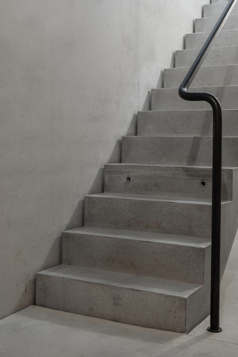 Dossier de presse | 6863-01 - Communiqué de presse | Wooden House by the Lake - Appels Architekten - Architecture résidentielle - <p>Detail of the steel handrail having only two fixingpoints.</p> - Crédit photo : © Florian Holzherr