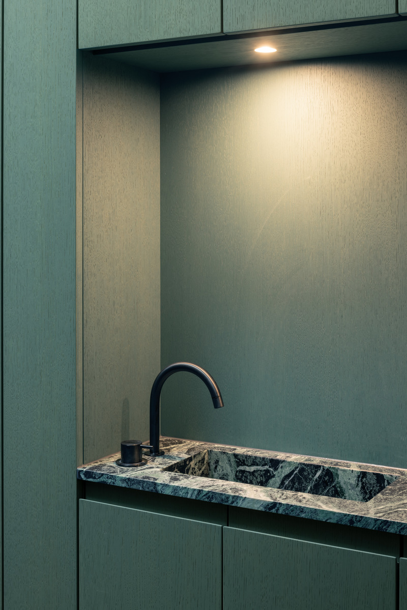 Dossier de presse | 6863-01 - Communiqué de presse | Wooden House by the Lake - Appels Architekten - Architecture résidentielle -  <p>... and a niche gives space for a small washbasin.</p>  - Crédit photo : © Florian Holzherr