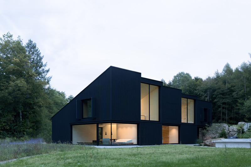 Dossier de presse | 6863-01 - Communiqué de presse | Wooden House by the Lake - Appels Architekten - Architecture résidentielle - Crédit photo : © Florian Holzherr