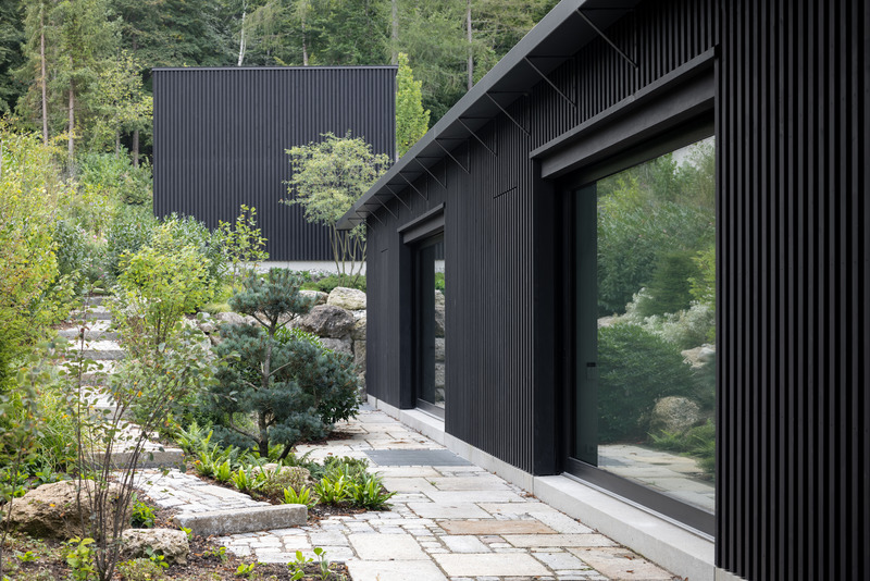 Dossier de presse | 6863-01 - Communiqué de presse | Wooden House by the Lake - Appels Architekten - Architecture résidentielle - <p>An intimate garden borders the back of the house.</p> - Crédit photo : © Florian Holzherr