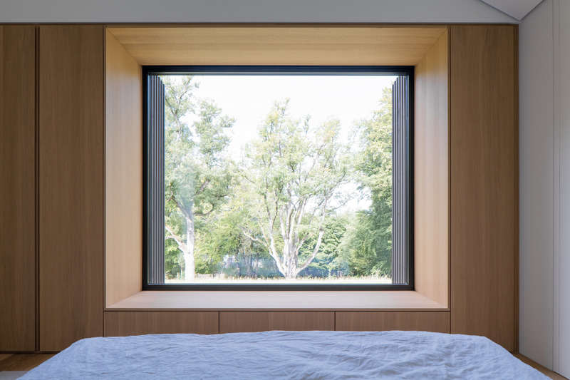 Dossier de presse | 6863-01 - Communiqué de presse | Wooden House by the Lake - Appels Architekten - Architecture résidentielle - <p>.... but can also be fully opened for Pnoramic views.</p> - Crédit photo : © Florian Holzherr