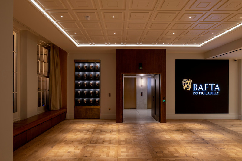 Dossier de presse | 5888-01 - Communiqué de presse | BAFTA Headquarters - Benedetti Architects - Architecture institutionnelle -  Piccadilly bar area with Ray Dolby Room (to the right) - Crédit photo : James Newton