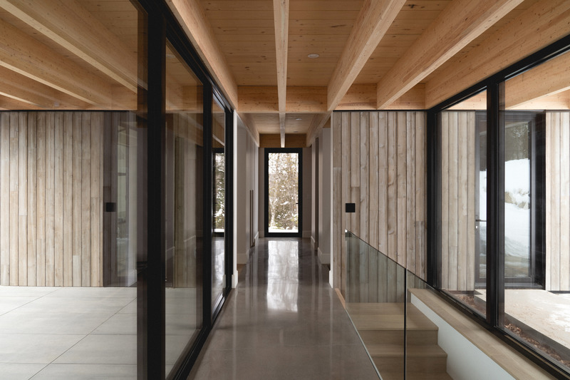 Dossier de presse | 1678-08 - Communiqué de presse | La Tierce - Atelier BOOM-TOWN - Architecture résidentielle - Hall et escalier - Crédit photo :  Raphaël Thibodeau 