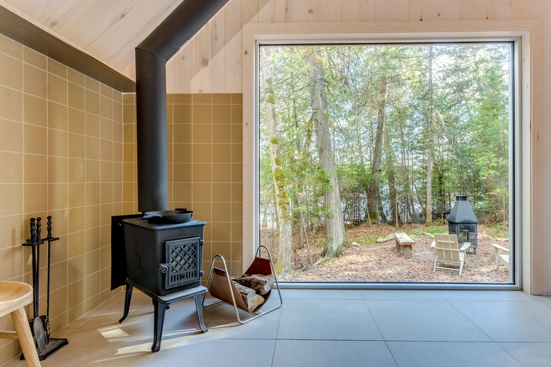 Press kit | 1776-08 - Press release | Corporation du Parc du Poisson Blanc’s cabins - Fabelta, fenestration systems - Residential Architecture - Photo credit: Claude Badet